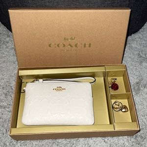 Boxed Corner Zip Wristlet In Signature Leather